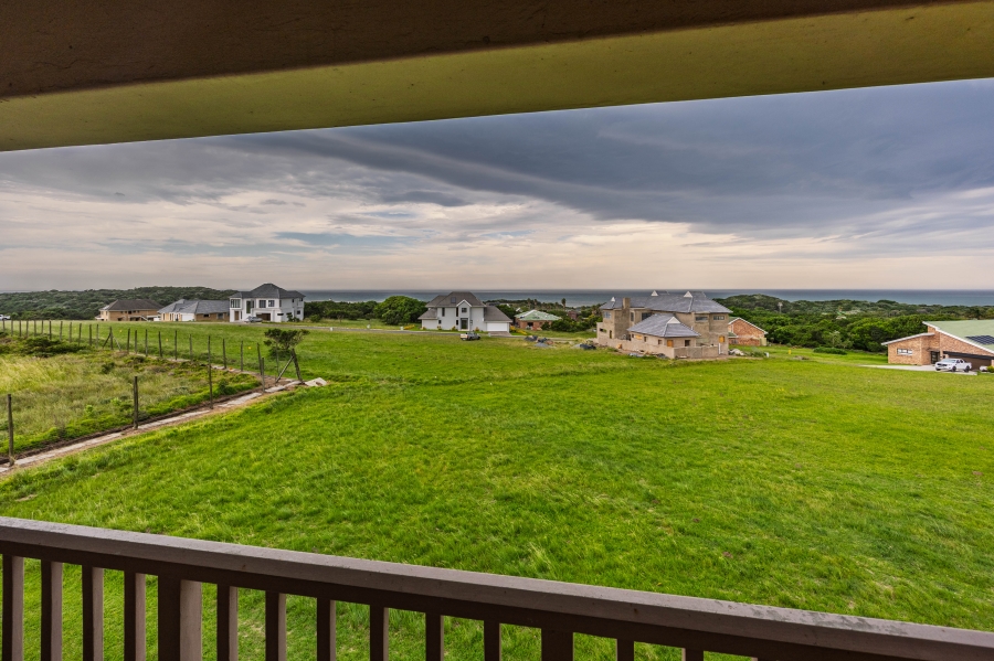 To Let 5 Bedroom Property for Rent in Cove Rock Eastern Cape